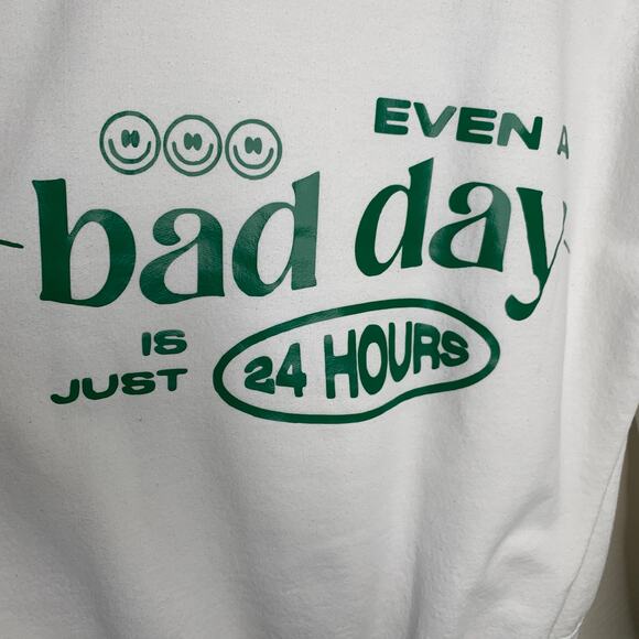 Even a bad Day is just 24 Hours White Crewneck Green Graphic Sz Medium - Picture 5 of 5